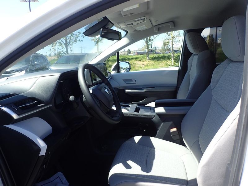 2026 Toyota Sienna LE - Photo 17